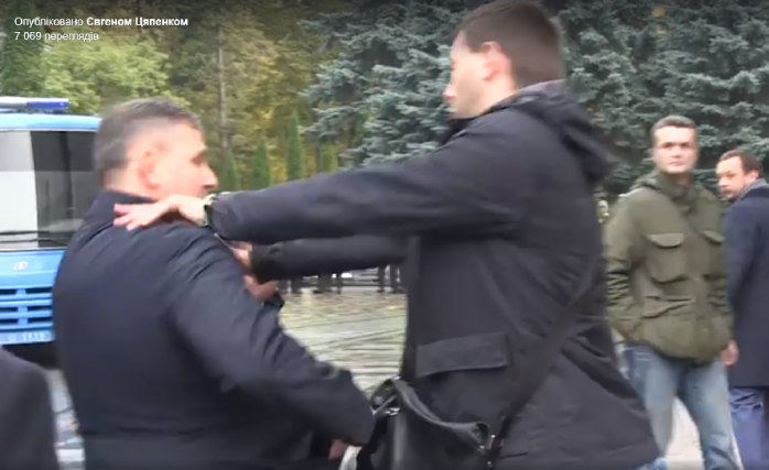 Протесты в Киеве: нардеп Парасюк ударил главу Управления госохраны Гелетея (ВИДЕО)