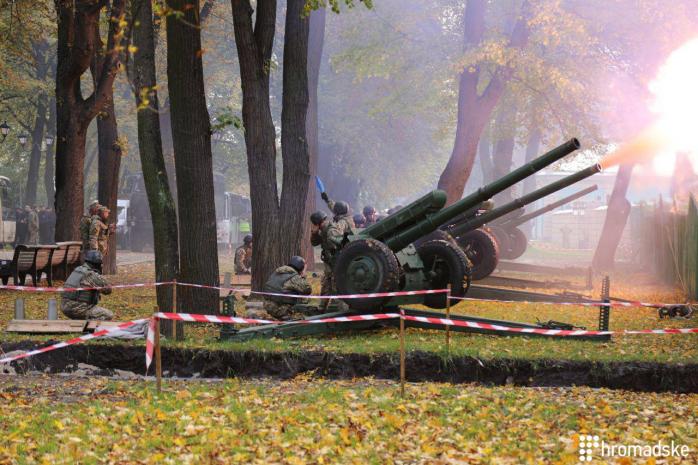 Біля Ради відкрили вогонь з гармат. Артилерію встановили на честь візиту президента Мальти (ФОТО, ВІДЕО)