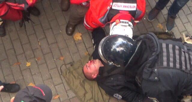 Столкновения под ВР: появилось видео избиения полицейского 17 октября (ВИДЕО)