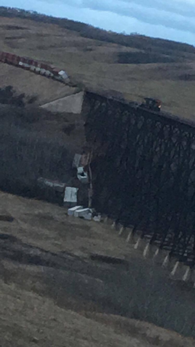Фото: пять вагонов сорвались с моста и упали на дно ущелья