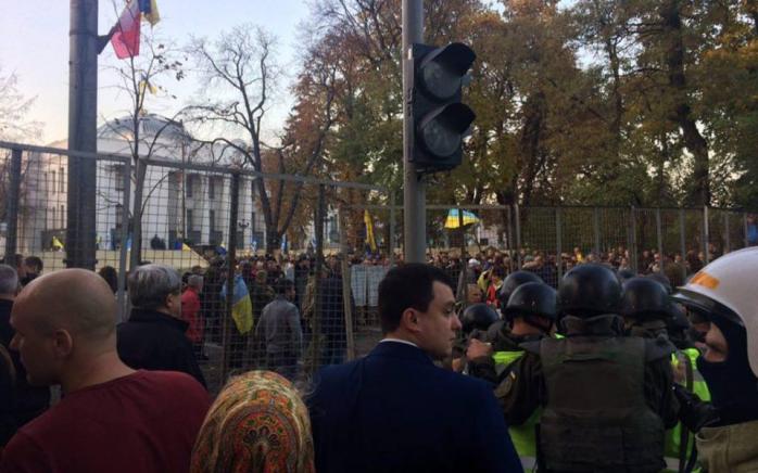 Правоохранители отпустили задержанных под Радой протестующих (ВИДЕО)