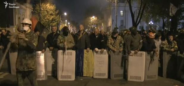 Под Раду пытались пронести палатки, полиция помешала попытке митингующих (ВИДЕО)