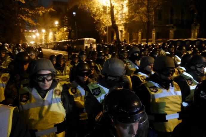 Правоохранители окружили митингующих в центре Киева (ФОТО, ВИДЕО)