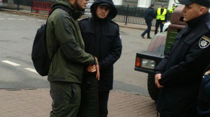 Затримання озброєного чоловіка біля Ради: поліція відкрила кримінальне провадження