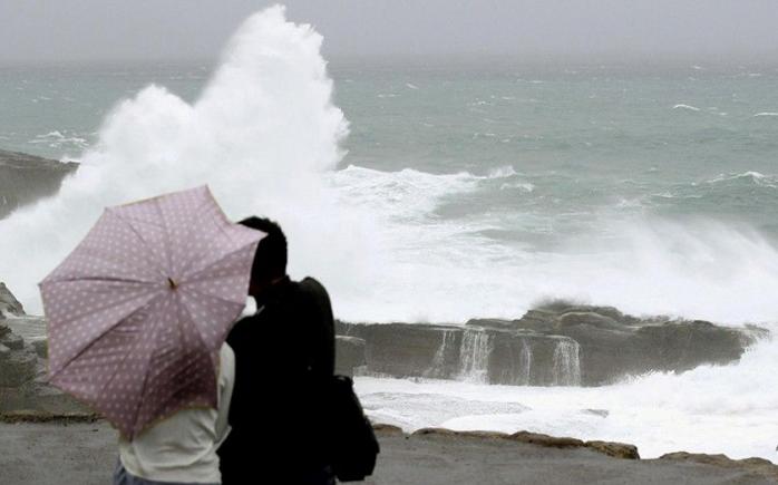 Жертвами тайфуну «Лан» в Японії стали пятеро осіб (ФОТО, ВІДЕО)