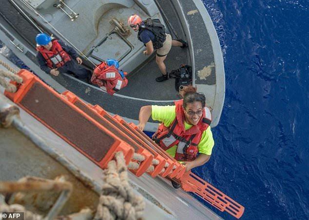 Две американки пять месяцев дрейфовали на яхте в Тихом океане. ВМС США их спасли (ФОТО, ВИДЕО)