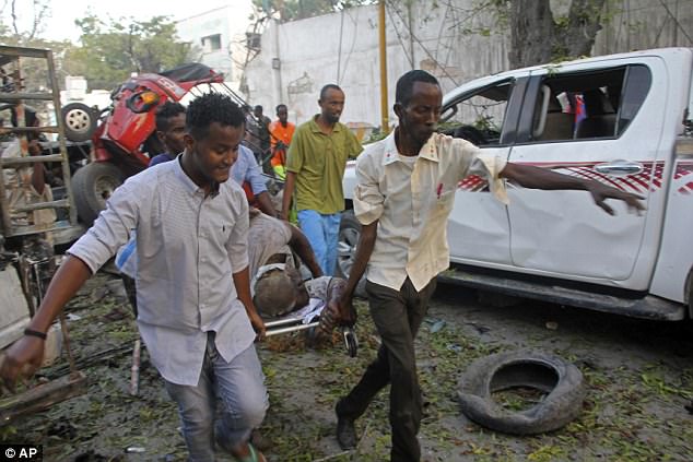 Фото: Теракт біля парламенту Сомалі