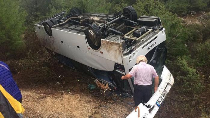 Автобус с туристами перевернулся в Анталии, есть жертвы и пострадавшие (ФОТО)