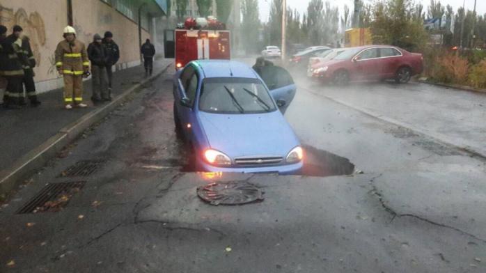 У Києві автомобіль провалився під асфальт (ФОТО)