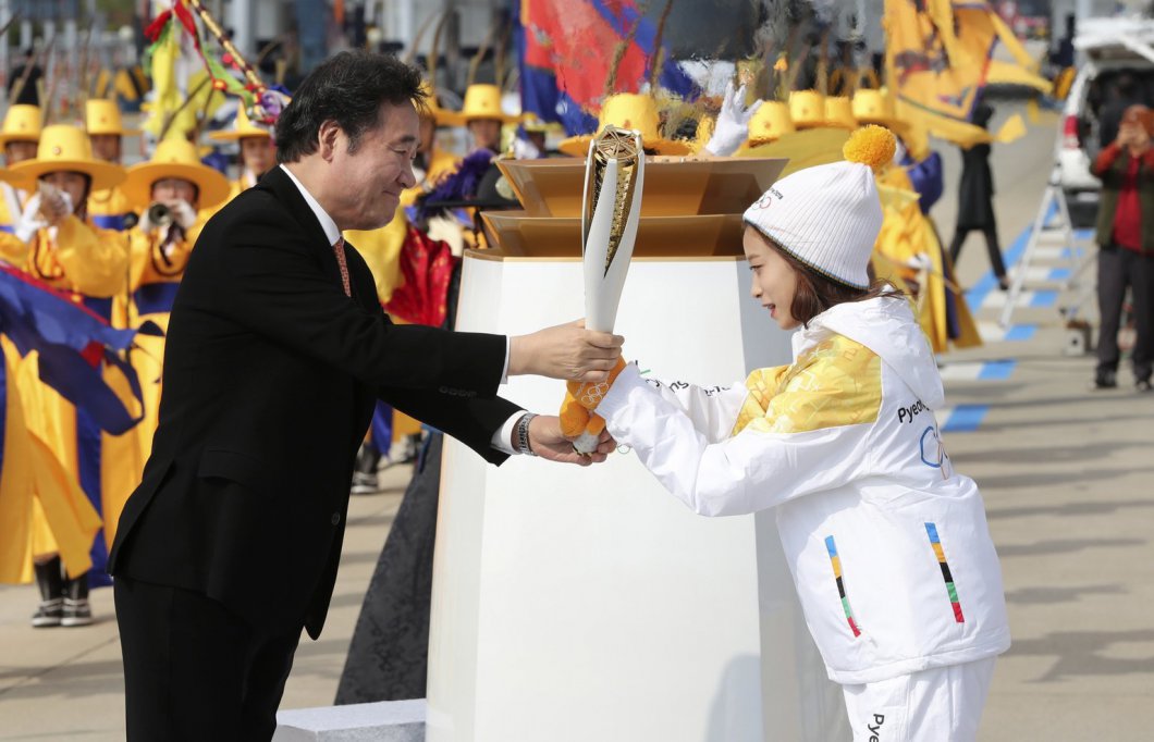 Фото: До Південної Кореї з Греції прибув олімпійський вогонь