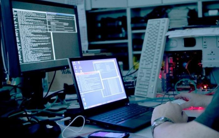 Порошенко подписал законы о кибербезопасности и гастролях россиян