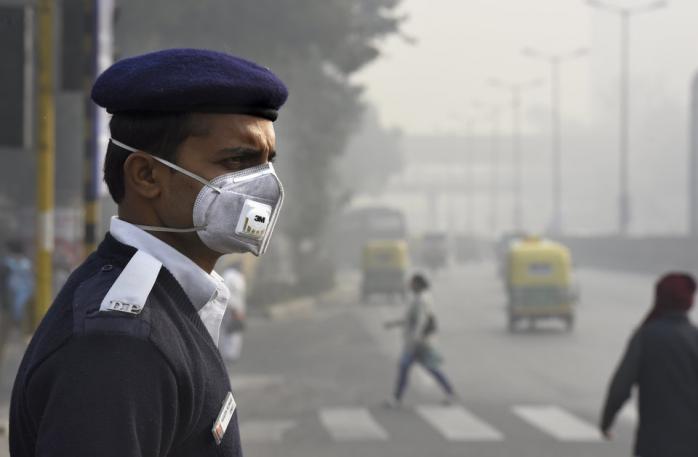 В Нью-Дели объявлена чрезвычайная ситуация из-за токсического смога (ФОТО)