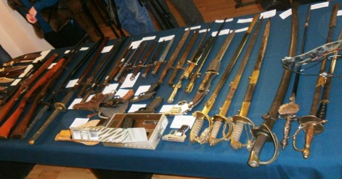 Топор, сабли и винтовки: на Львовщине задержали россиянина за контрабанду старинного оружия (ФОТО)