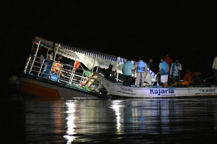 В Индии лодка с туристами попала в водоворот, погибли 19 человек (ВИДЕО)