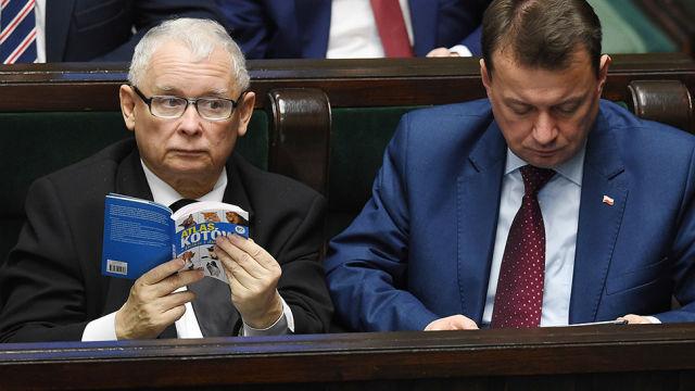 Польского политика Качиньского застали за чтением "Атласа котов", фото: TVN24