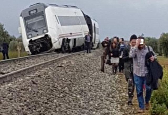 В Испании пассажирский поезд сошел с рельсов. Фото: SevillaInfo