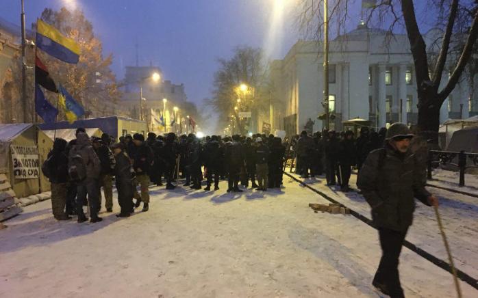 Активисты сумели отбиться от штурма правоохранителей. Фото: «Громадське ТБ»
