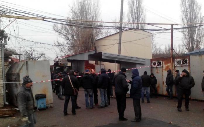 Неизвестные атаковали здание администрации рынка. Фото: Новости-N