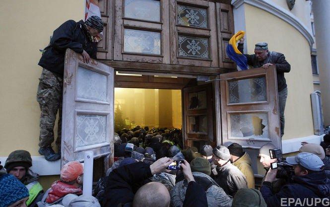 Попытка сторонников Саакашвили захватить Октябрьский дворец. Фото: Новое время