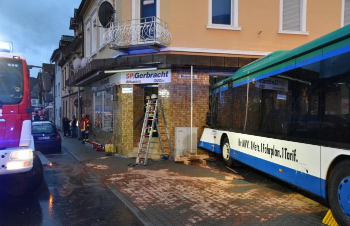 Фото з місця аварії шкільного автобусу в Німеччині Twitter / Radio Regenbogen MA